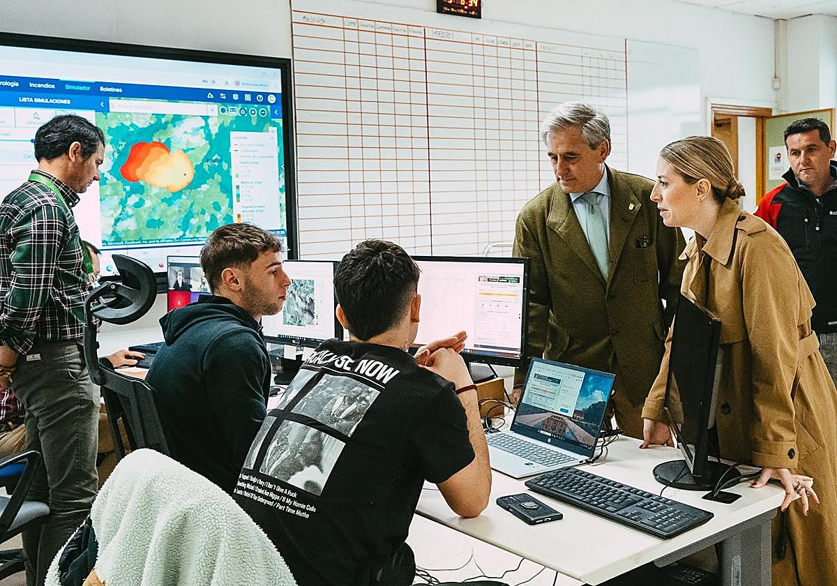 María Guardiola, este viernes en su visita al Centro Operativo Regional (COR) del Plan Infoex en Cáceres.