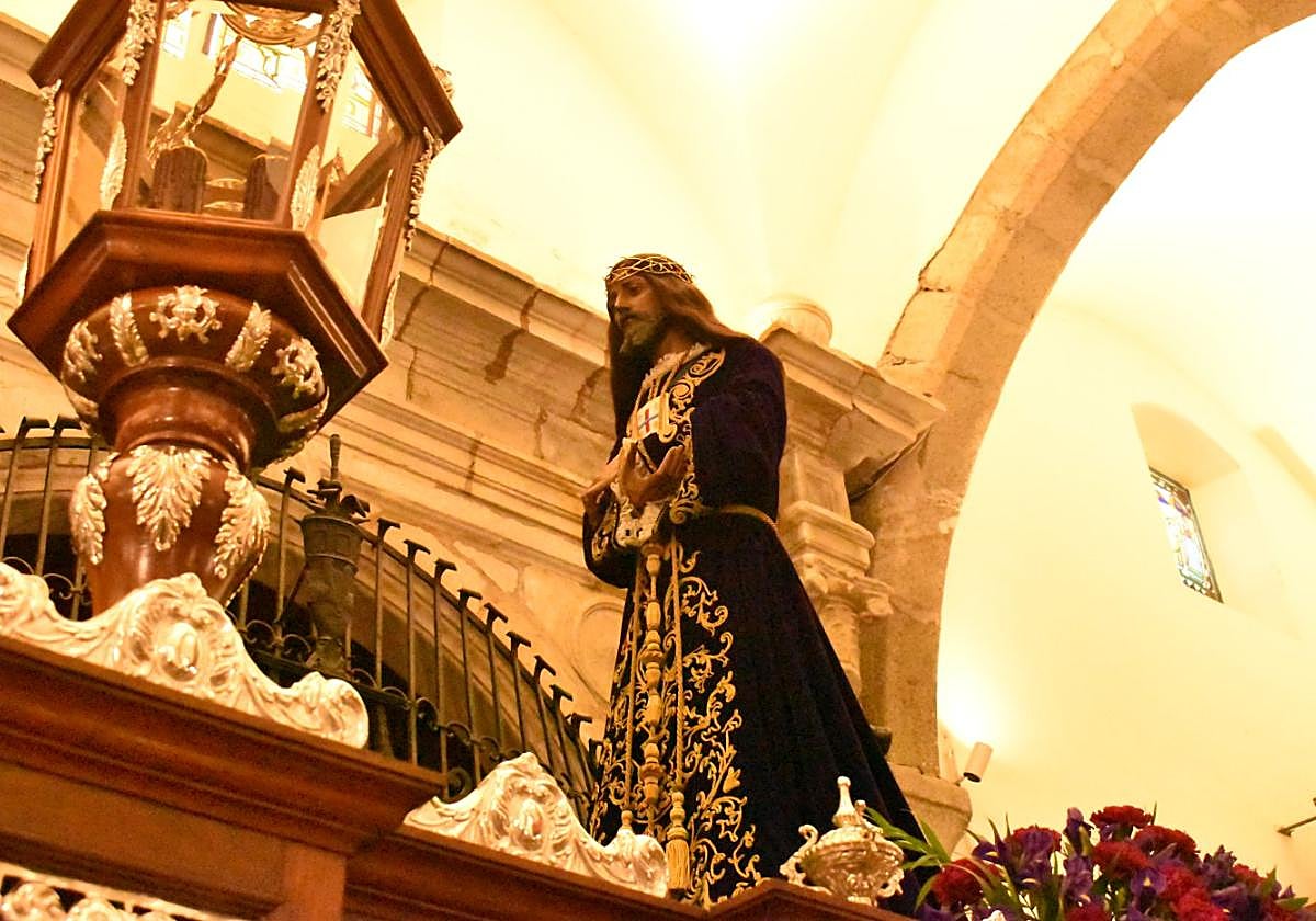 Imagen de Jesús de Medinaceli en su trono de la Concatedral de Mérida.