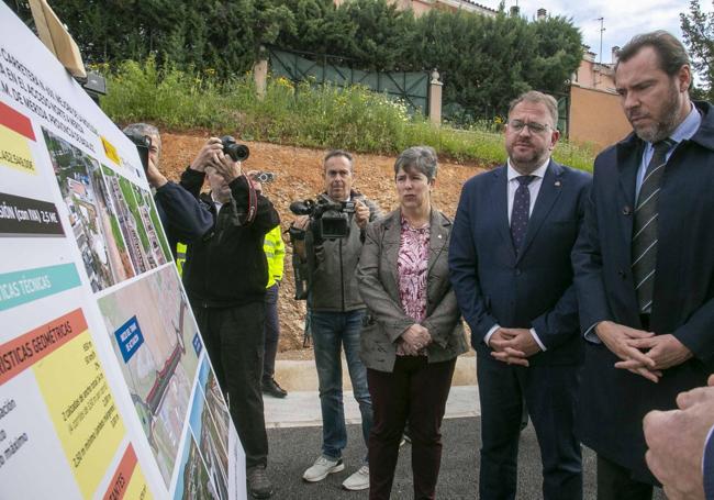 ÓscarPuente, a la derecha, consulta datos de la actuación. j