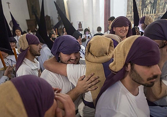 Los costaleros de la cofradía de la Salud, en Cáceres, celebran la salida de la procesión tras temer su suspensión.