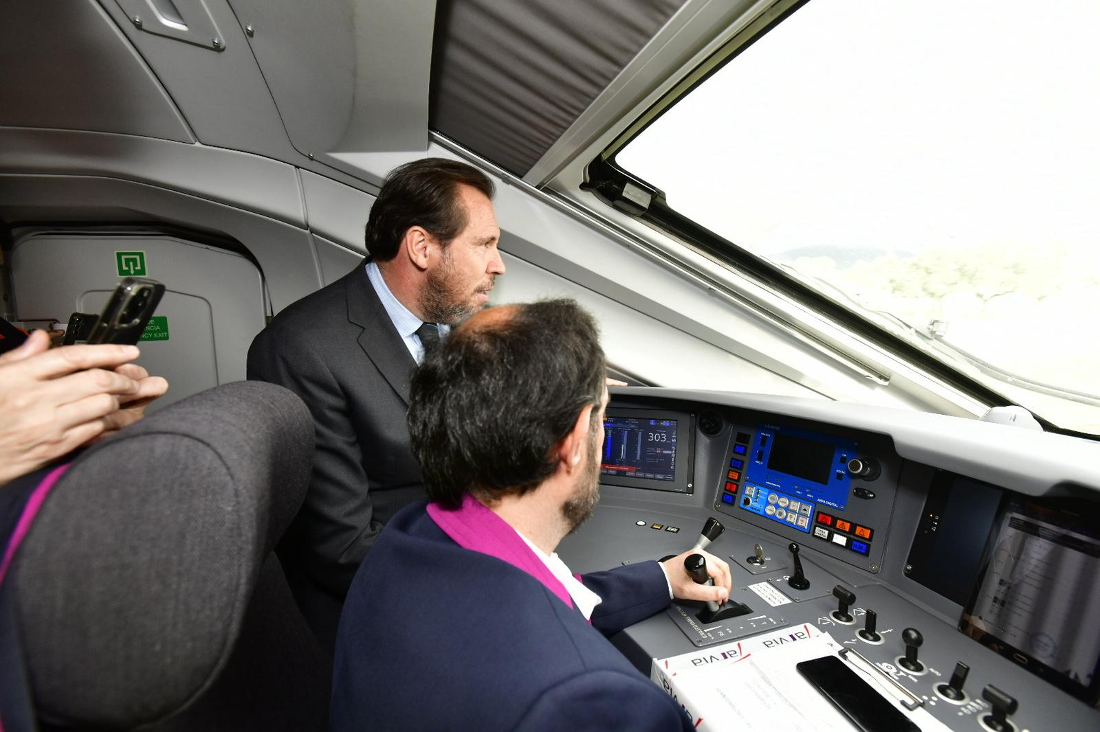 Fotos | Óscar Puente llega a Mérida en un tren a 303 kilómetros por hora