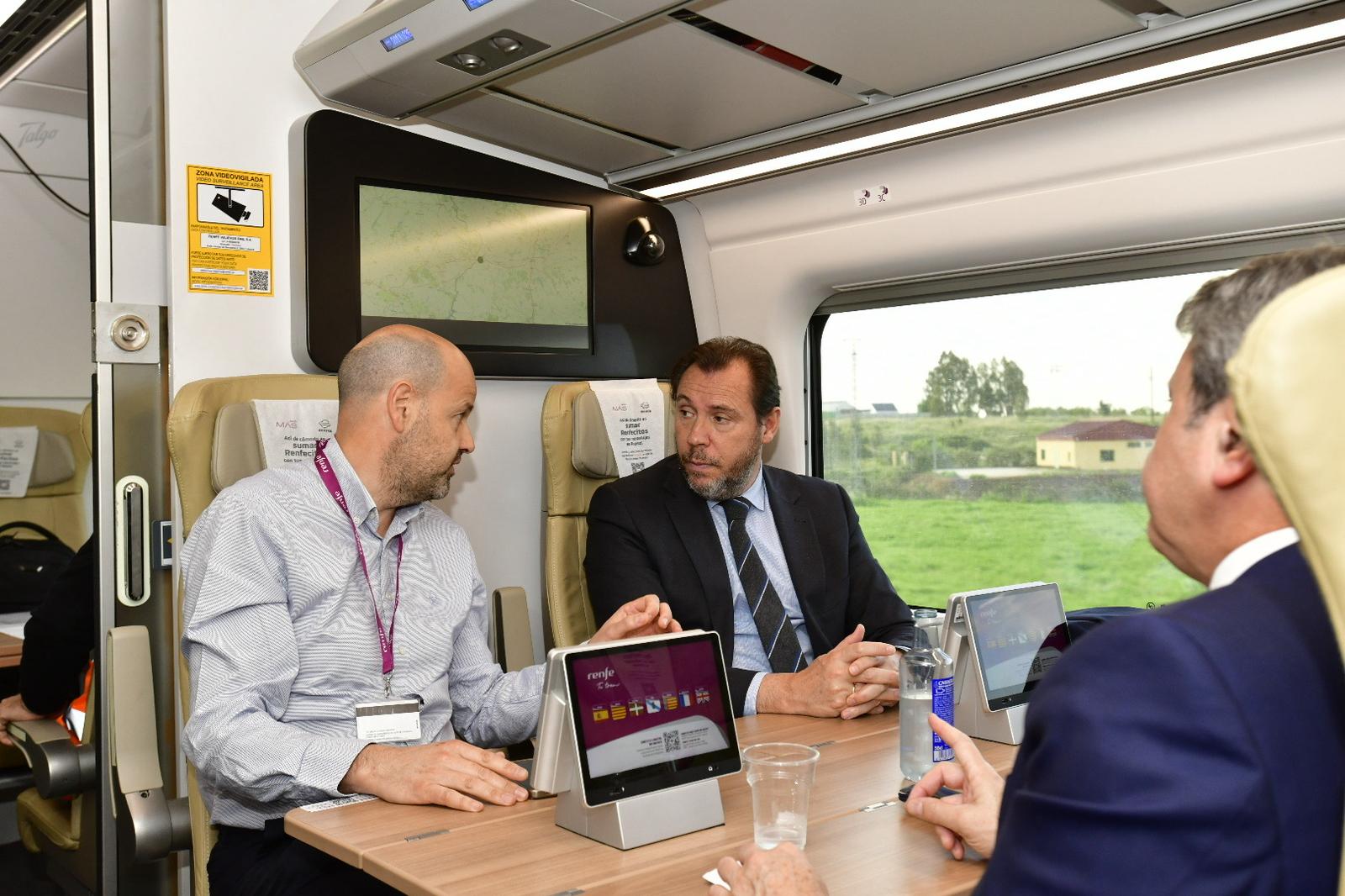 Fotos | Óscar Puente llega a Mérida en un tren a 303 kilómetros por hora