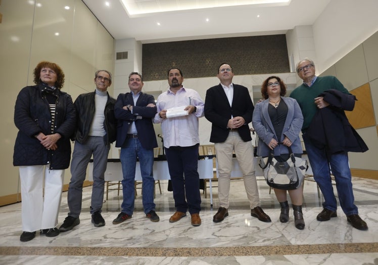 Miembros de Acaex, empresarios y movimiento vecinal en su comparecencia.