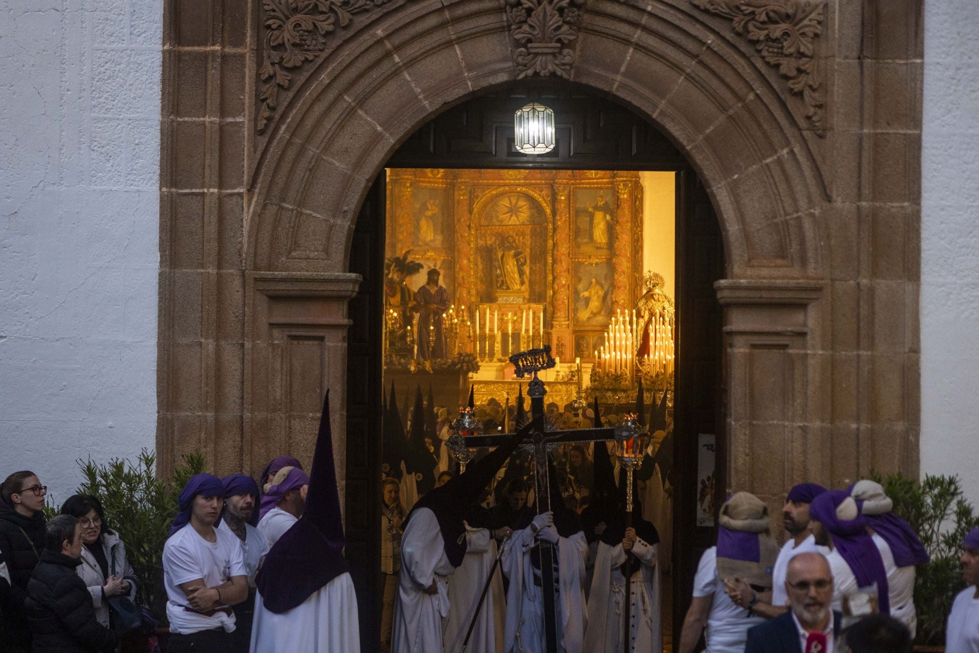 Las mejores imágenes del Lunes Santo en Cáceres