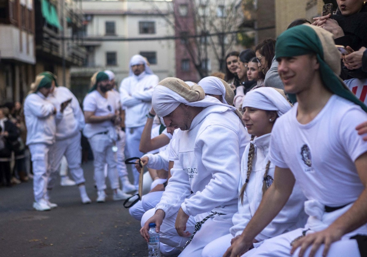 Costaleros de la cofradía de Jesús Despojado de Cáceres, momentos antes del inicio del desfile.