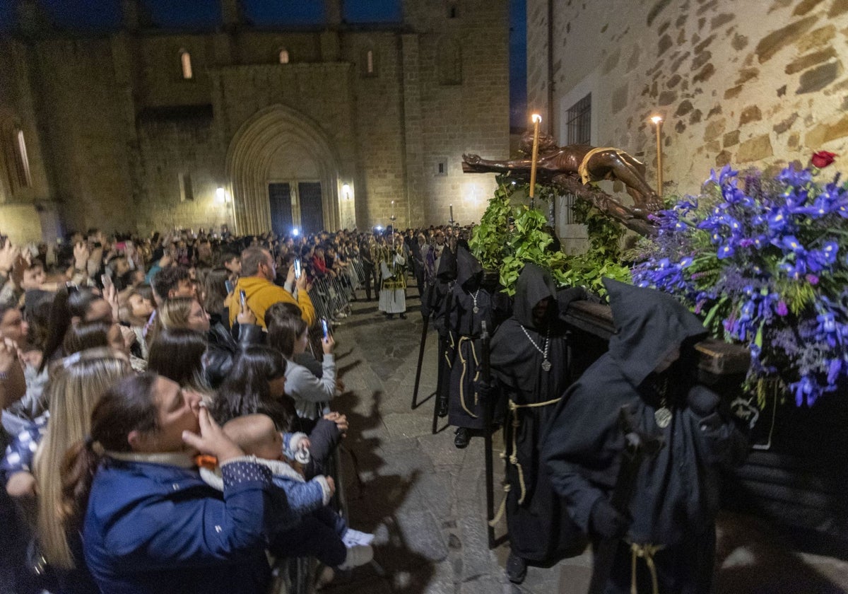 Cáceres vive uno de sus días grandes este Miércoles Santo con la Esperanza y el Cristo Negro