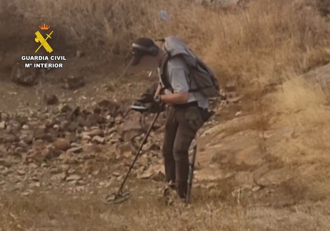 Un hombre con un detector de metales, una herramienta no autorizada en Extremadura.