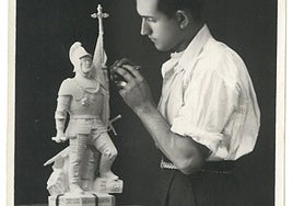 Un jovencísimo Jerónimo de Soto posa con una de sus obras.