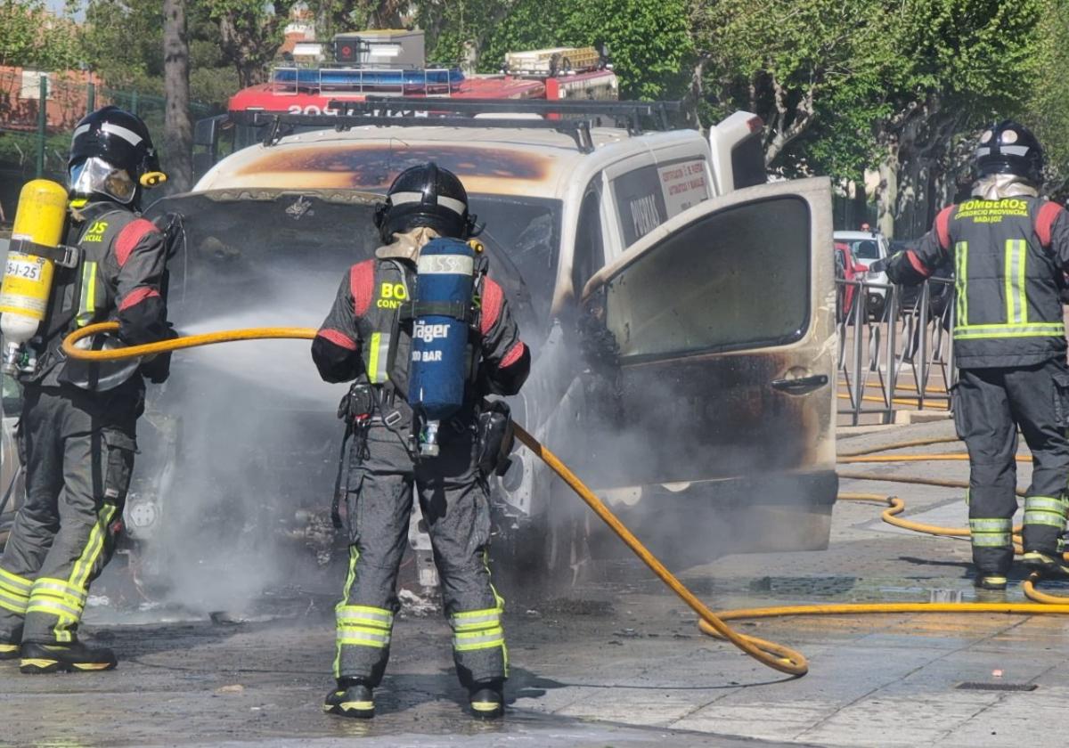 Sale ardiendo una furgoneta en Villanueva de la Serena