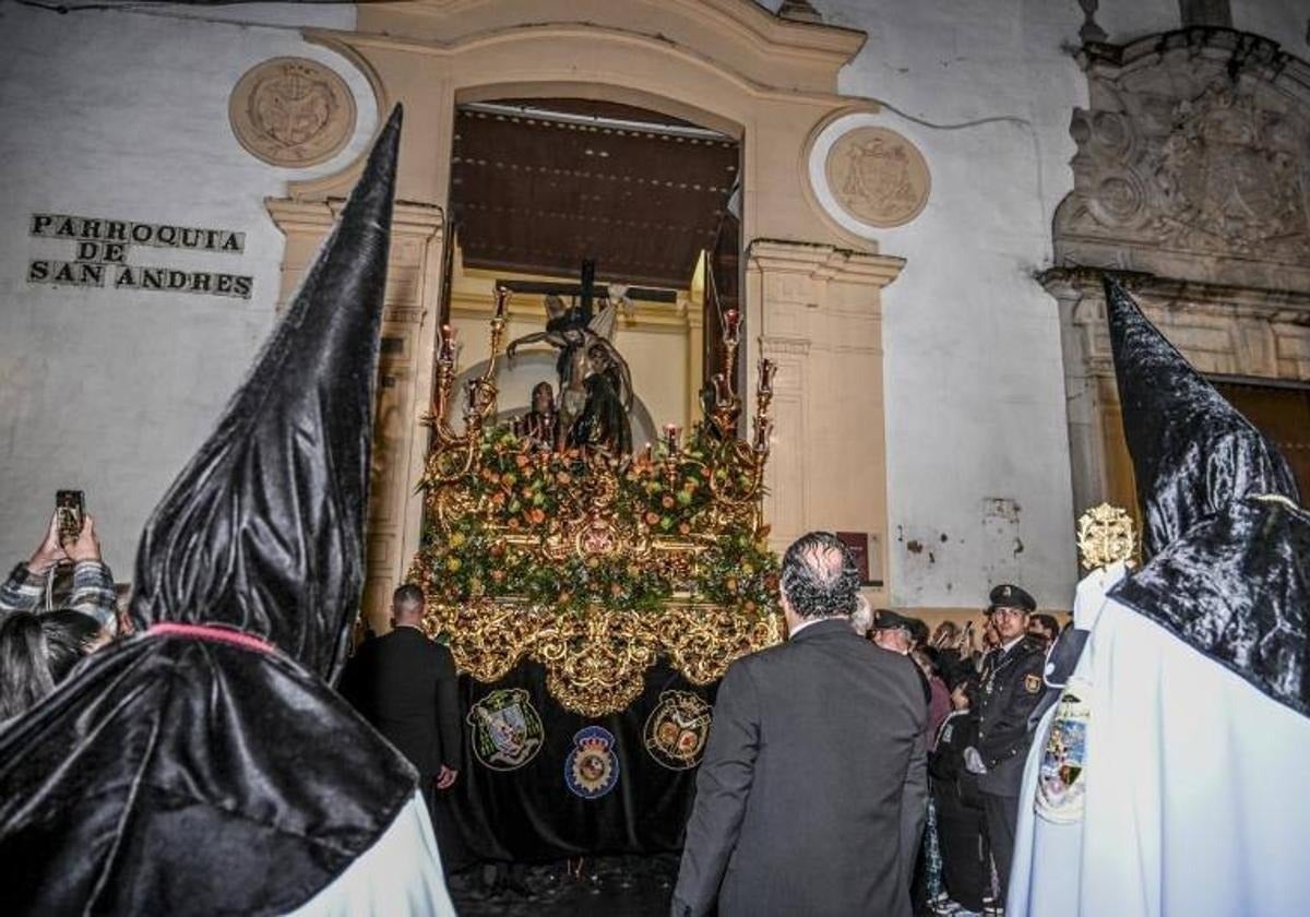 El Descendimiento sale a la calle con 36 policías y Santo Domingo estrena palio