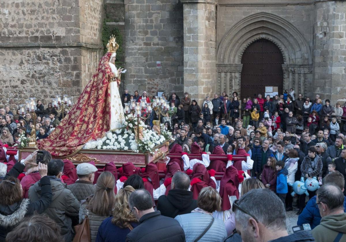 Plasencia vive su noche más intensa con cinco procesiones