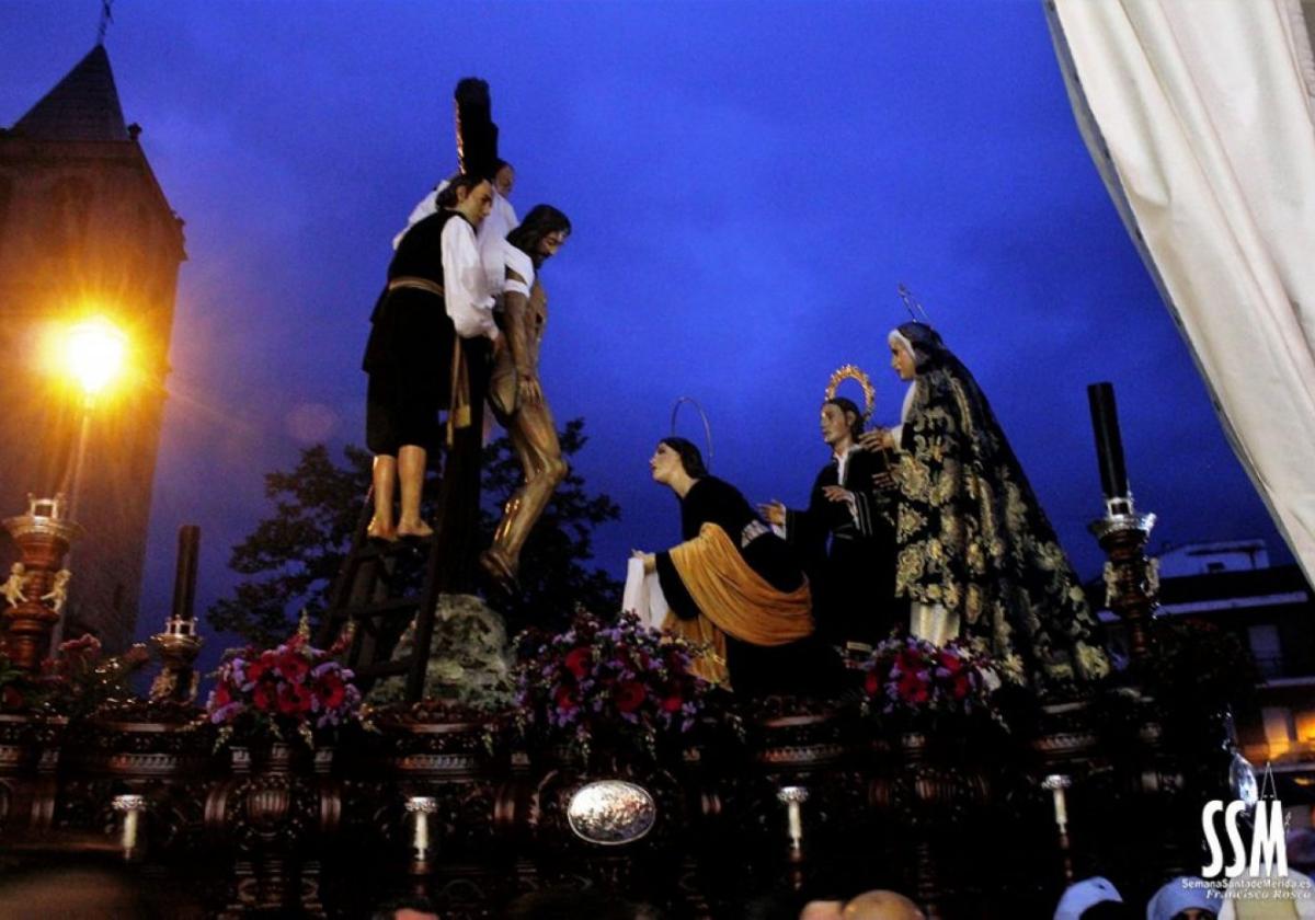 Cinco procesiones convierten la tarde en madrugada en Mérida