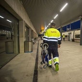 Personal de Logirail que presta el servicio de asistencia en la estación de Cáceres.