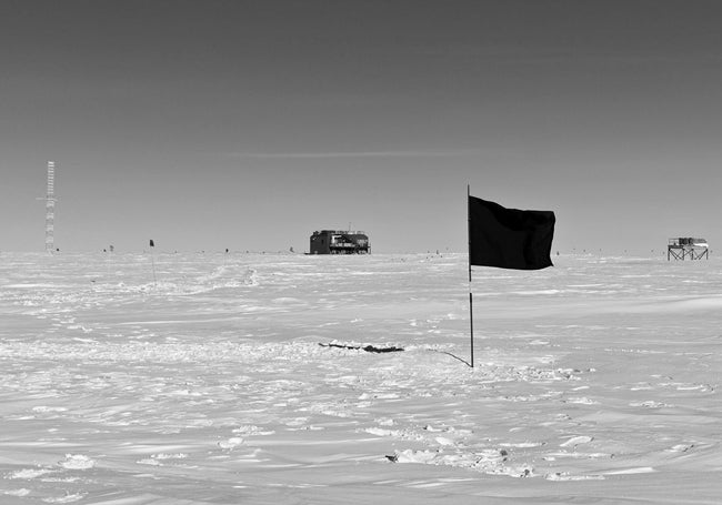 Bandera negra en el Polo Norte, una instalación de Santiago Sierra de 2015.