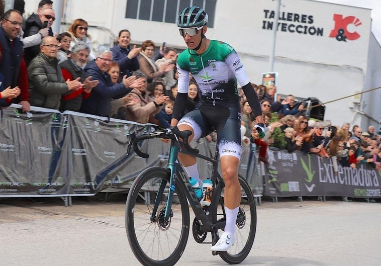Adrián Benito, ciclista del Extremadura Pebetero, sufre el impacto de un coche mientras entrena en Granada
