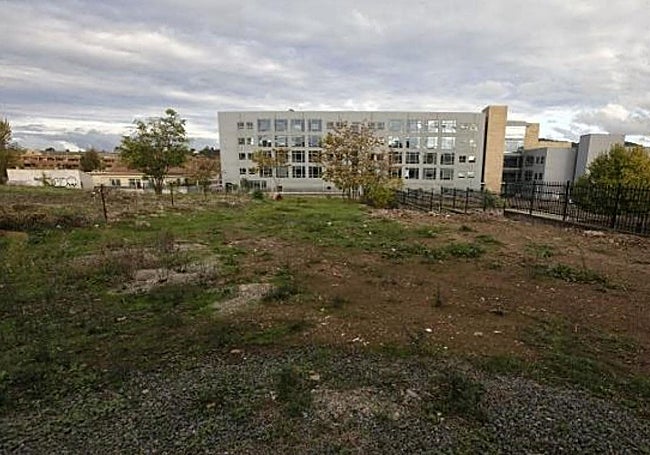 Parcela donde irá la ampliación, en las traseras del actual edificio.