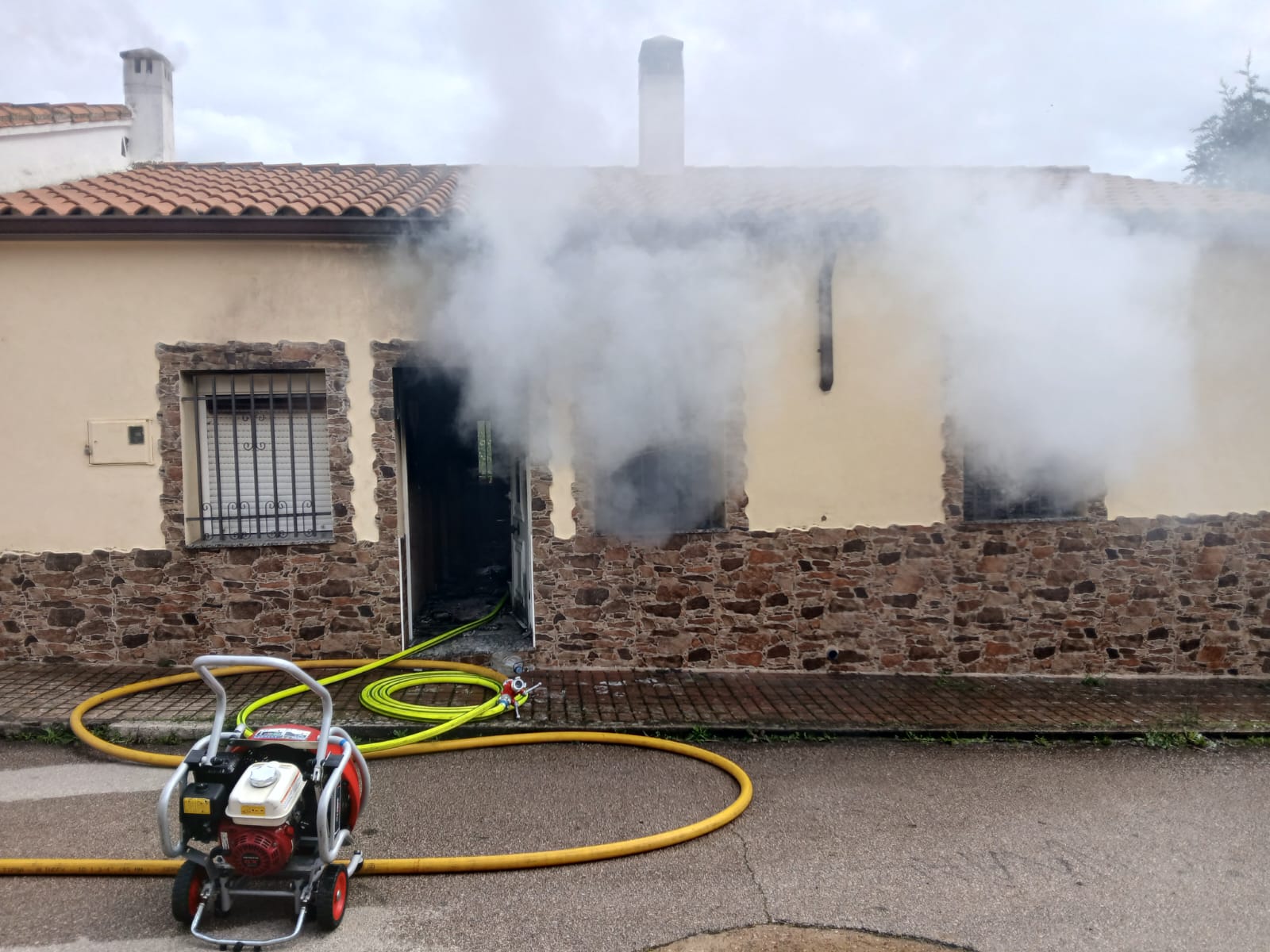 Incendio en una vivienda alerta a los vecinos de Madroñera