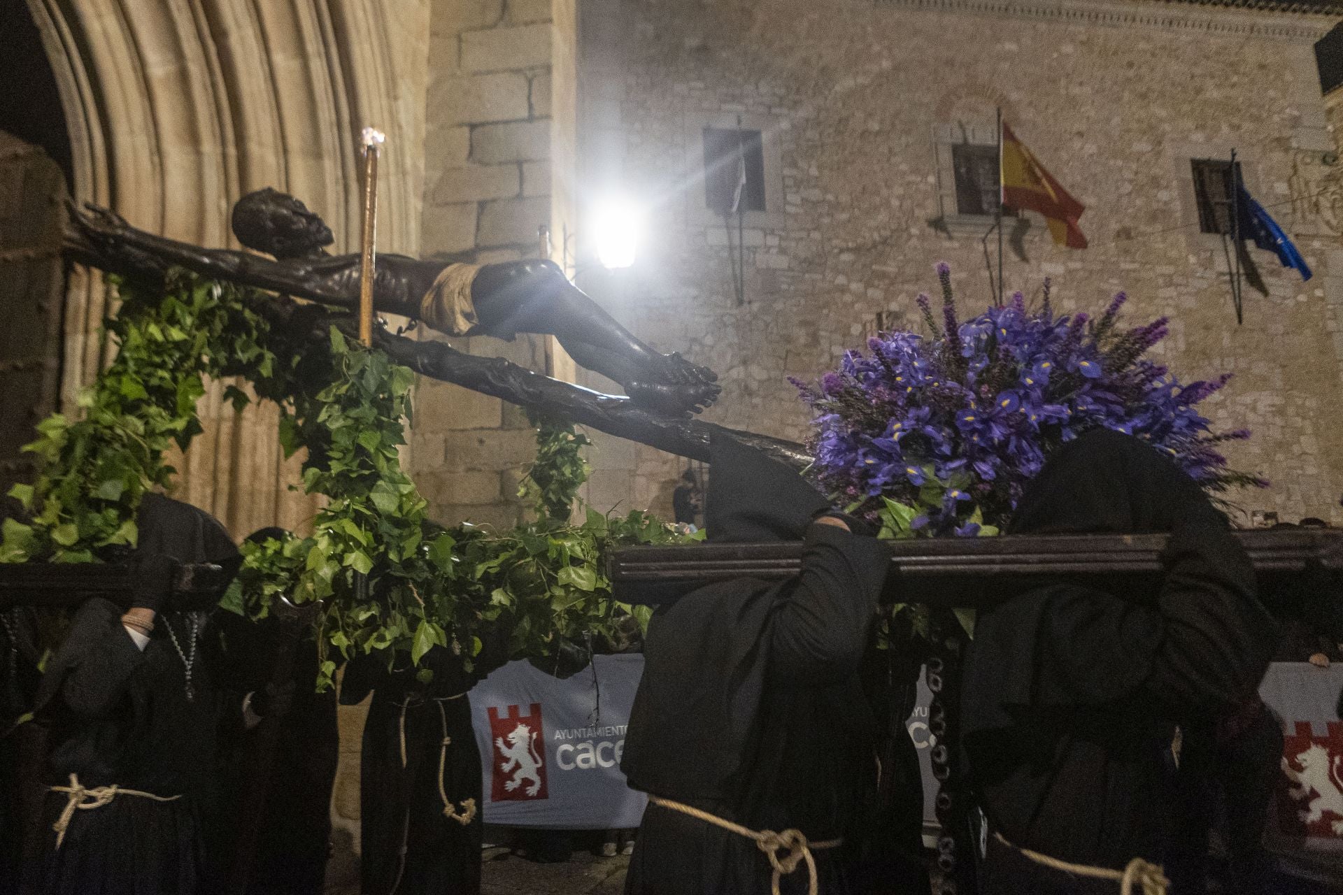 Las mejores imágenes de la procesión del Cristo Negro en Cáceres