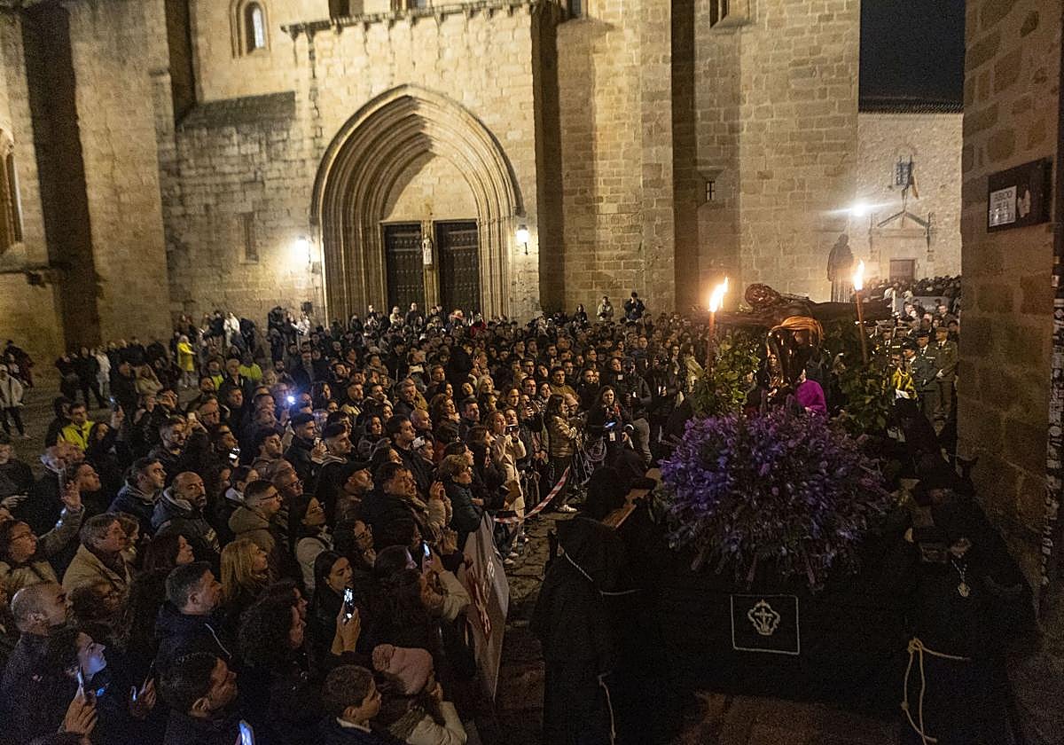 Las mejores imágenes de la procesión del Cristo Negro en Cáceres