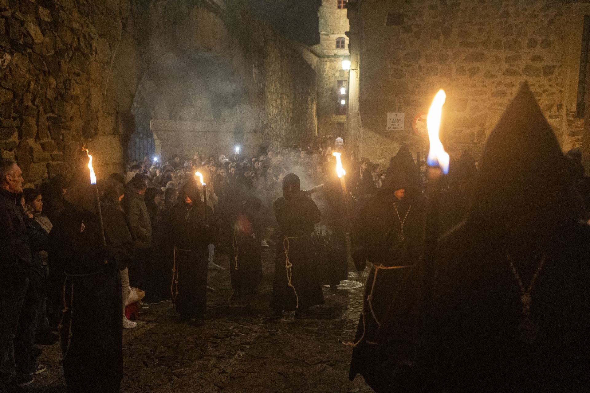 Las mejores imágenes de la procesión del Cristo Negro en Cáceres