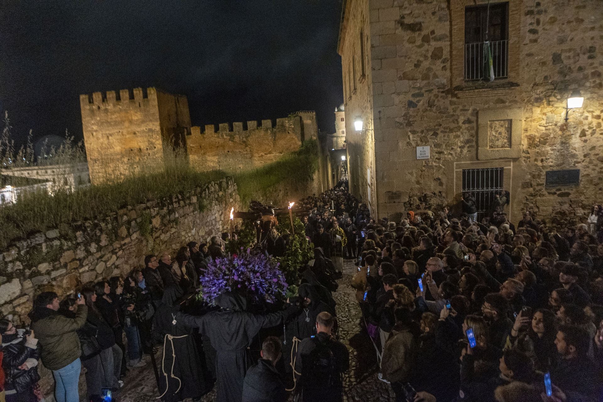 Las mejores imágenes de la procesión del Cristo Negro en Cáceres