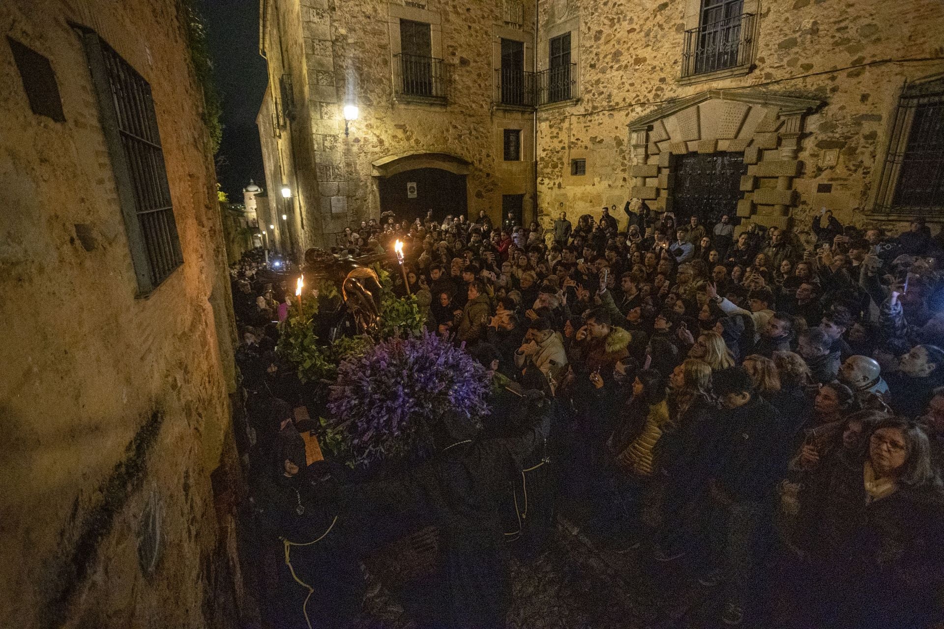 Las mejores imágenes de la procesión del Cristo Negro en Cáceres