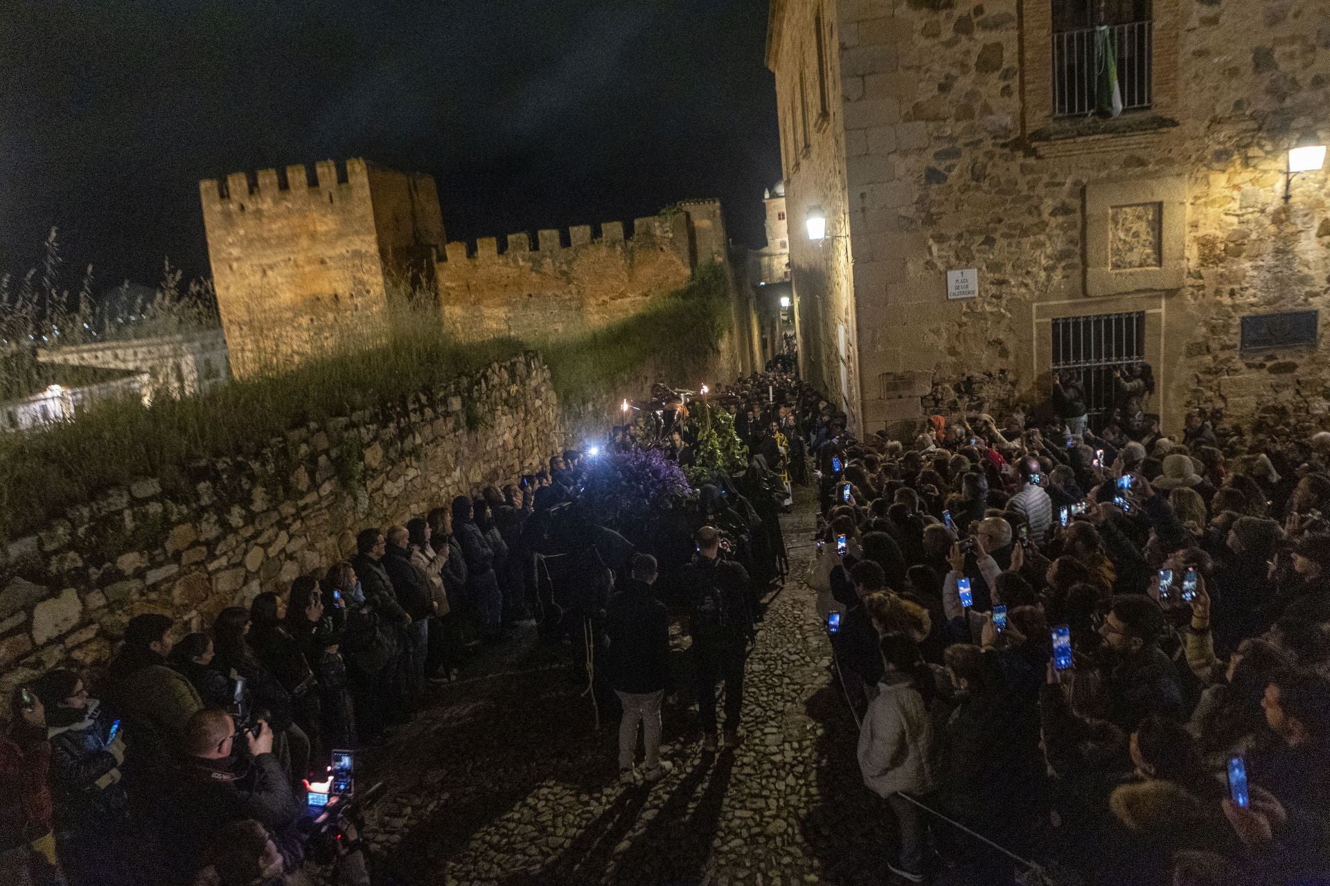 Las mejores imágenes de la procesión del Cristo Negro en Cáceres