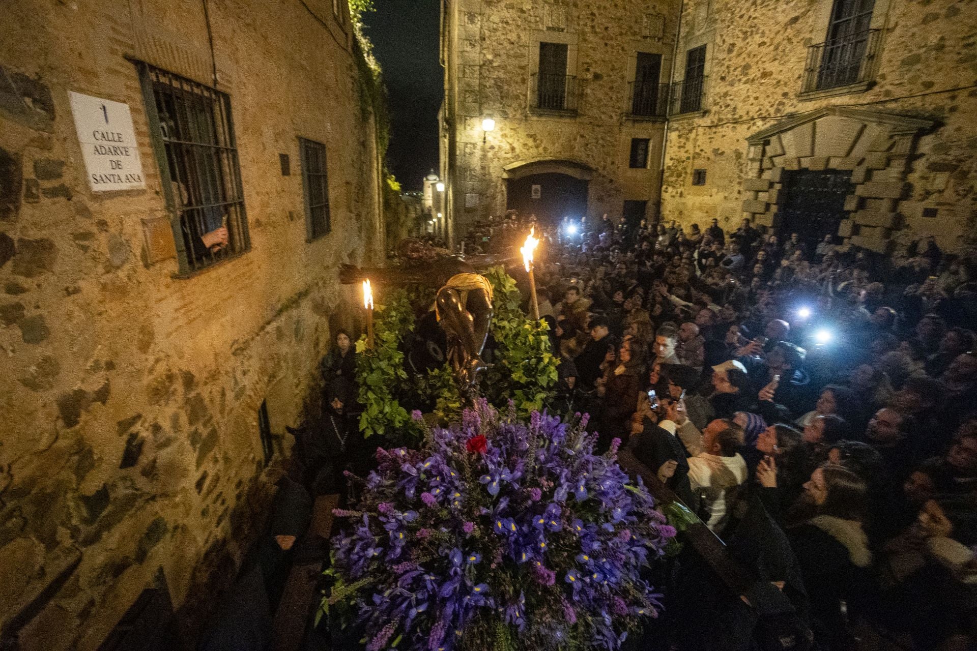 Las mejores imágenes de la procesión del Cristo Negro en Cáceres