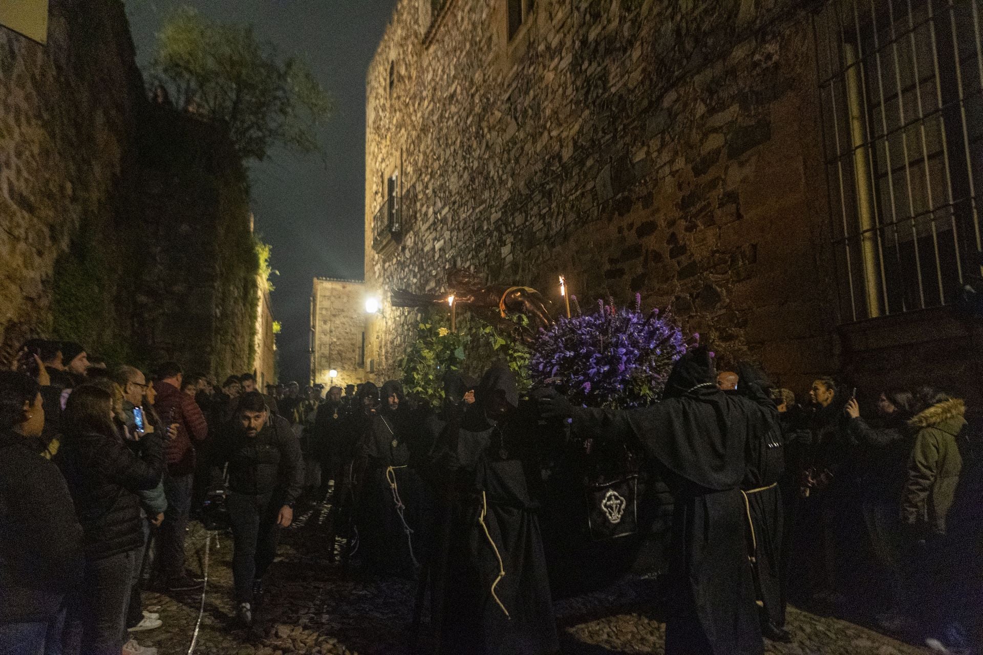 Las mejores imágenes de la procesión del Cristo Negro en Cáceres