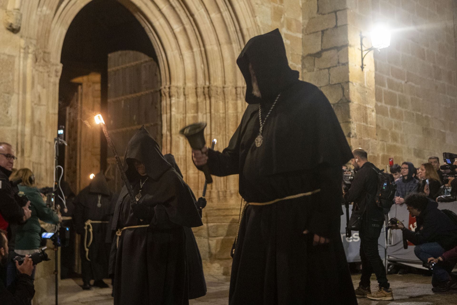 Las mejores imágenes de la procesión del Cristo Negro en Cáceres