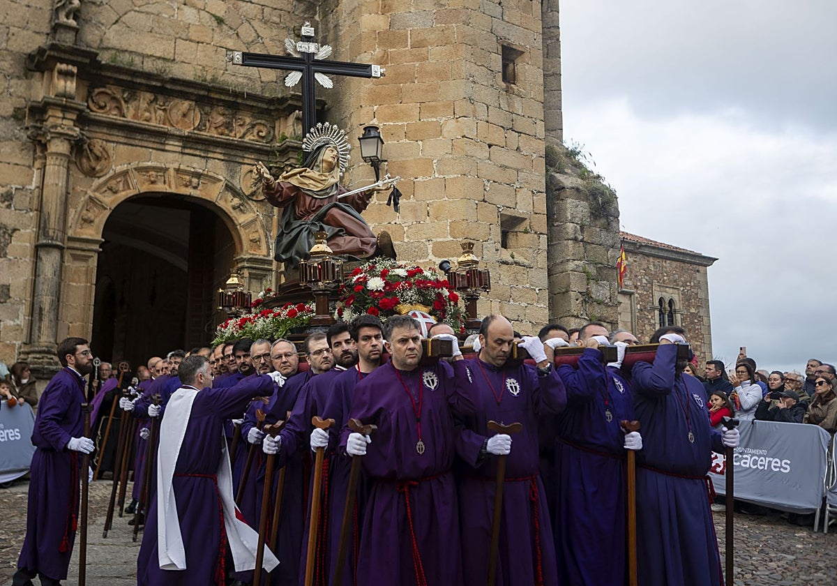 Imagen de la Dolorosa de la Cruz cargada a hombros en la plaza cacereña de San Mateo.