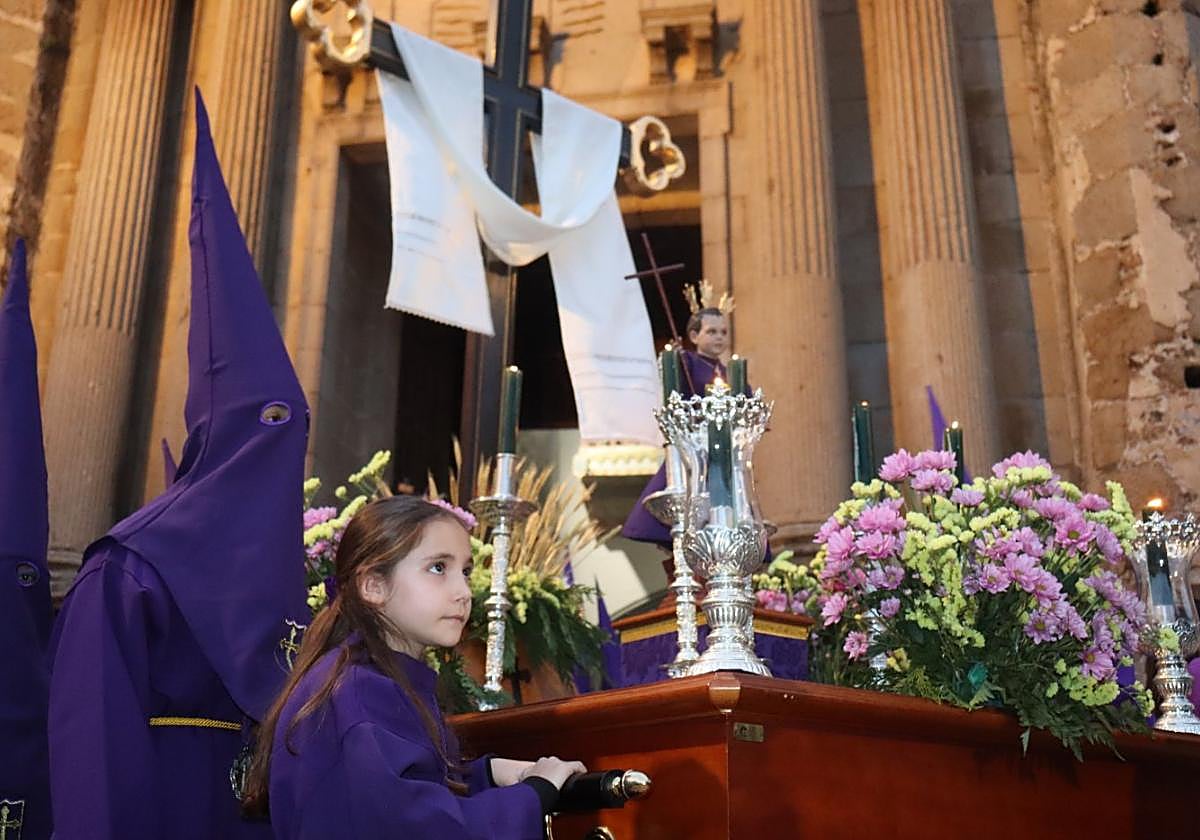 Nuevas generacionesEntre los 350 cofrades de la Sagrada Cena, había muchos niños.