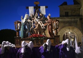 Un momento de la procesión del Descendimiento, tras la salida de hace dos años.