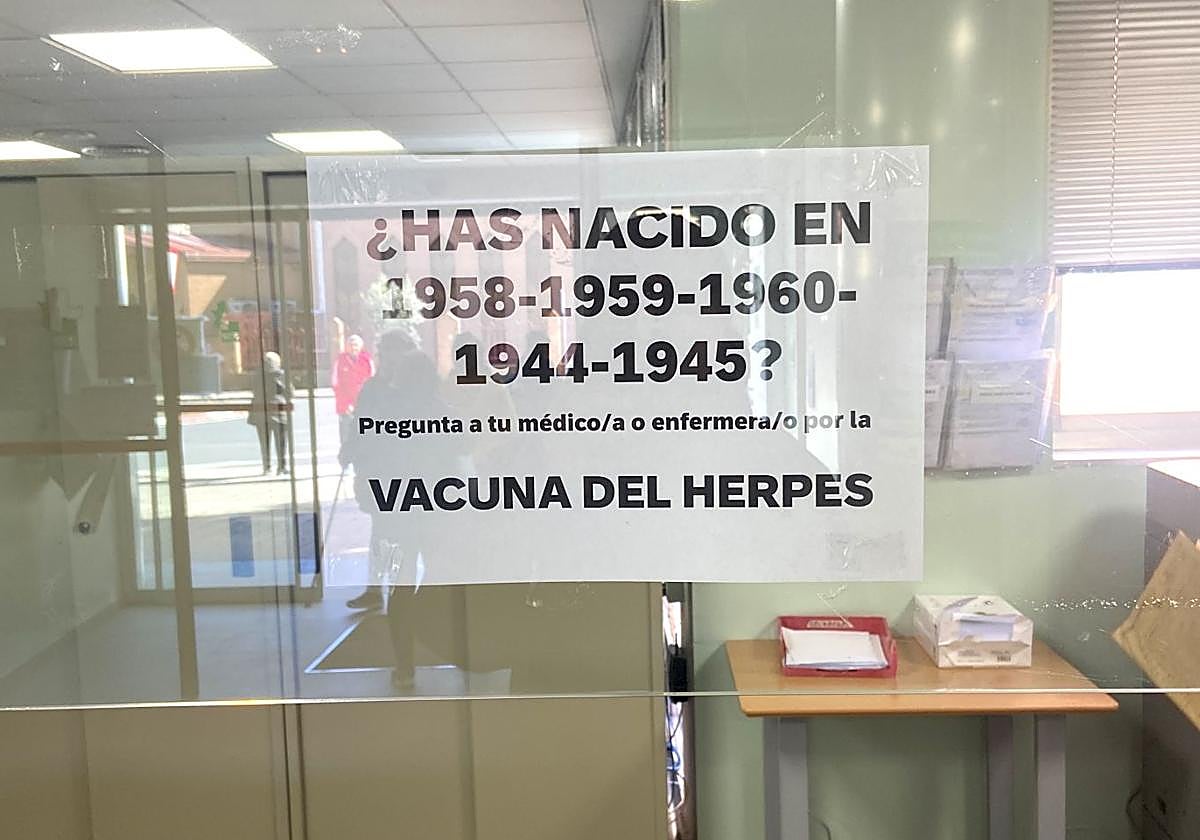 Cartel con años de vacunación en un centro de salud de Cáceres.