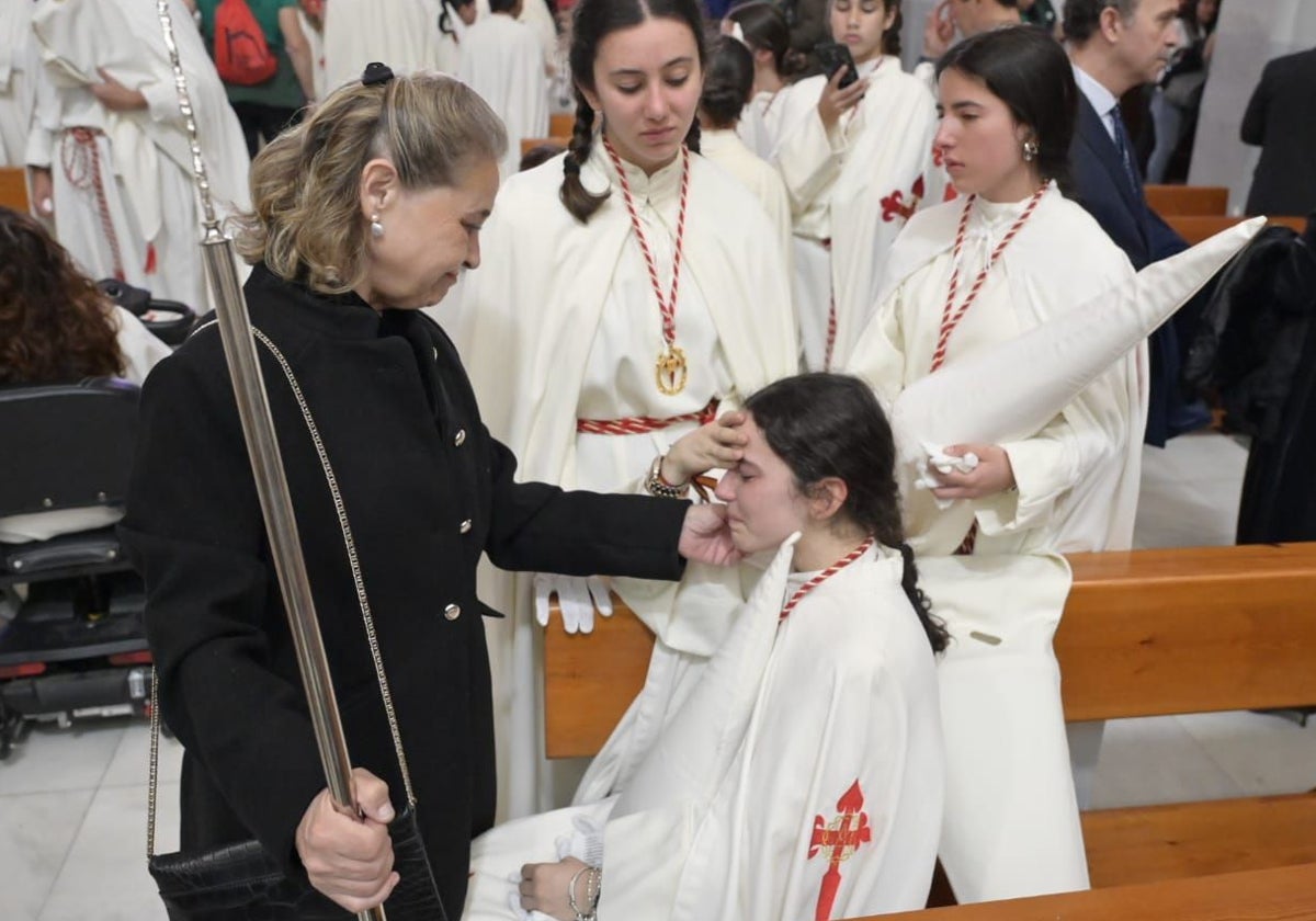 La consejera de Educación, Mercedes Vaquera, consuela a una nazarena tras suspenderse el desfile.