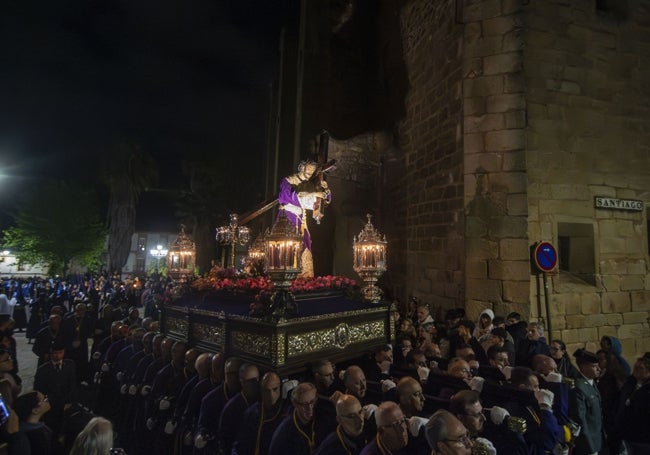 Imagen de Jesús Nazareno al inicio de la procesión de la Madrugada en Cáceres.