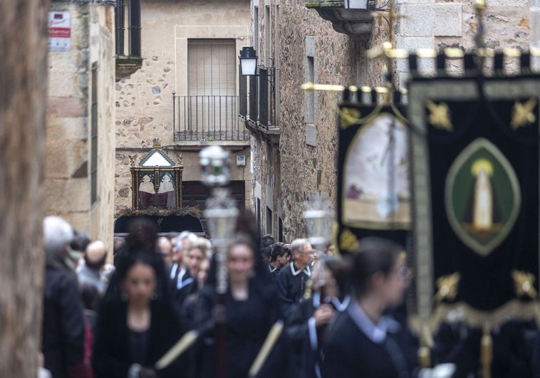 Cáceres escenifica el Descendimiento bajo techo pero se queda sin la procesión del Santo Entierro