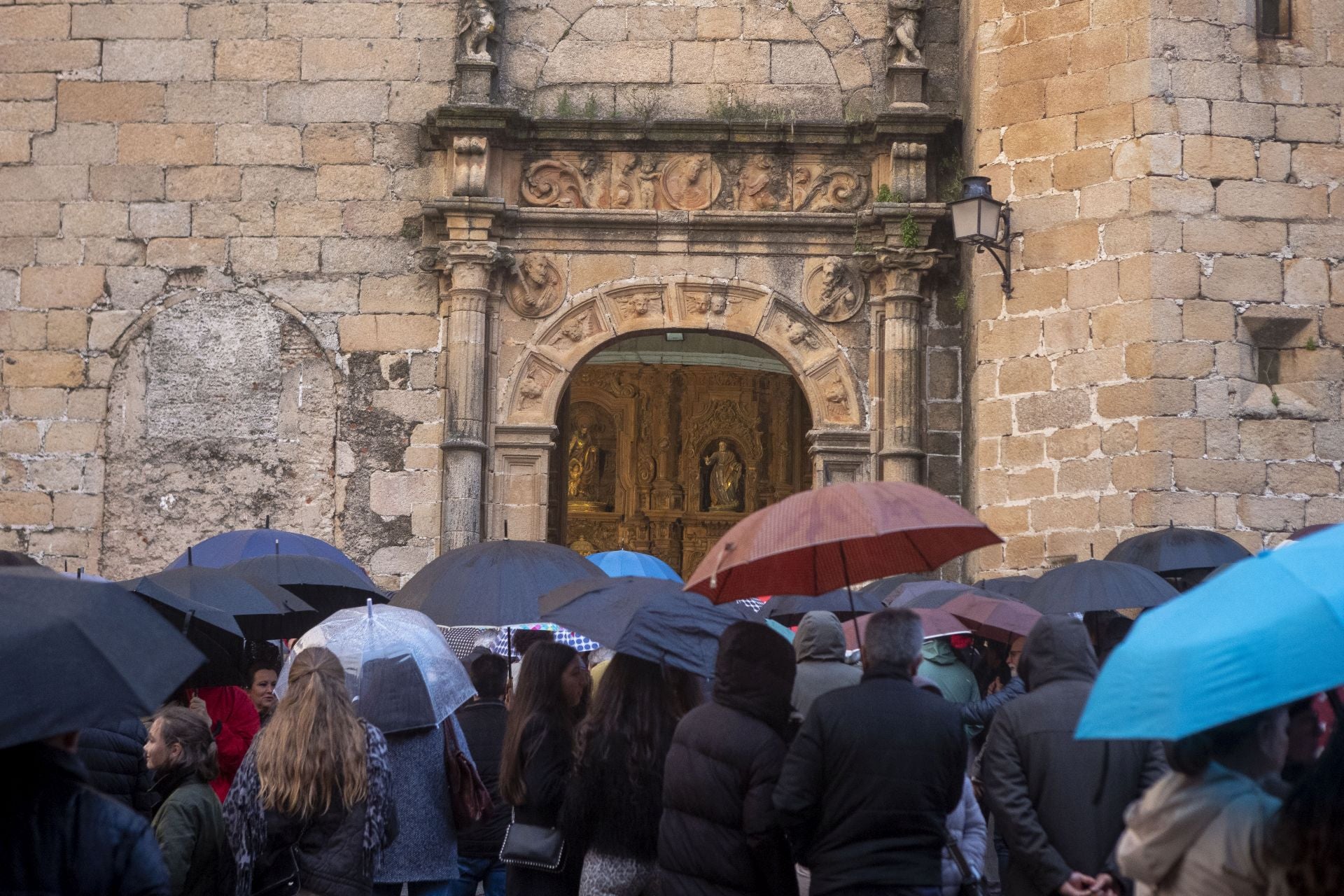 La suspensión del Santo Entierro de Cáceres, en imágenes