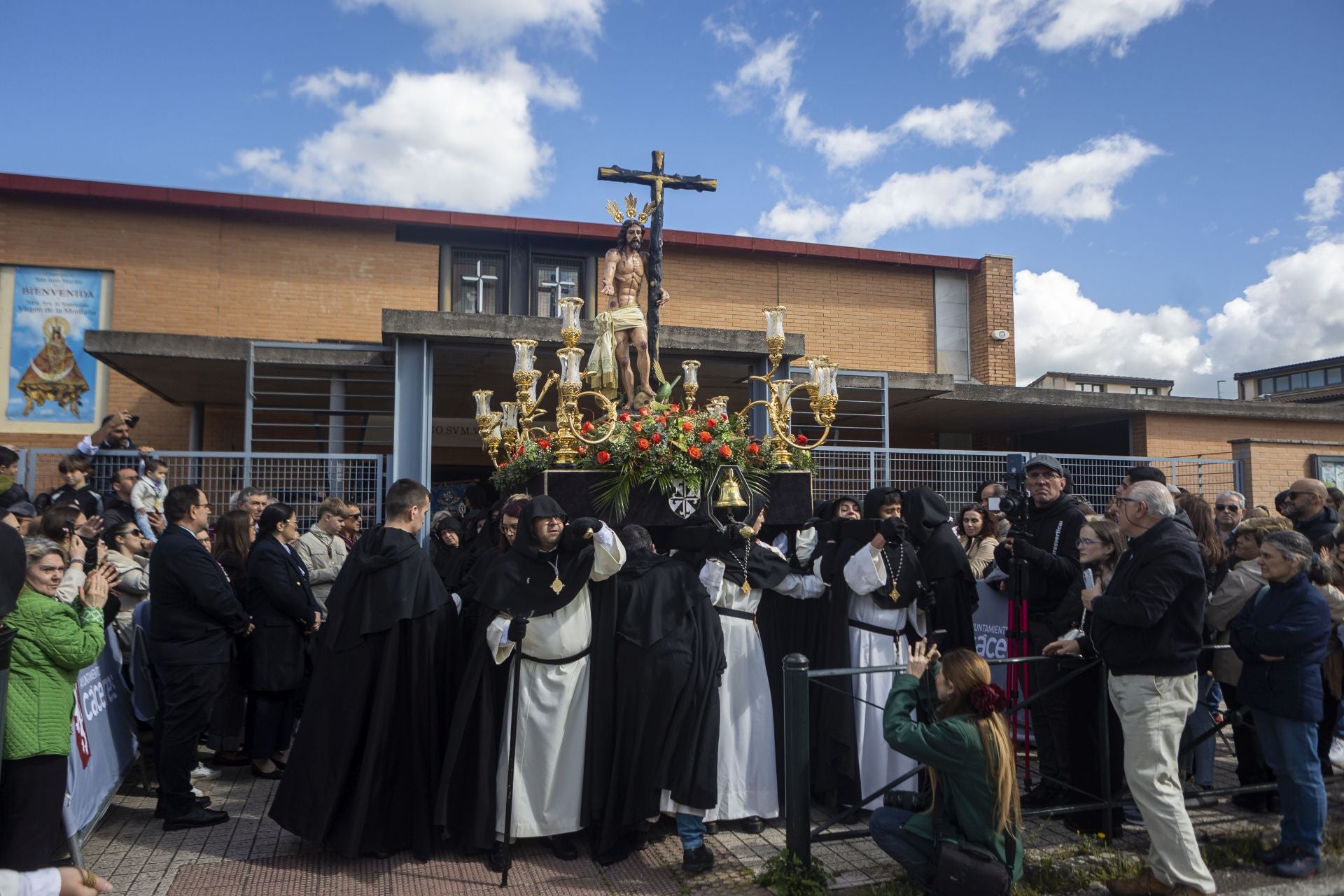 La procesión de la Cofradía del Cristo de la Victoria de Cáceres, en imágenes