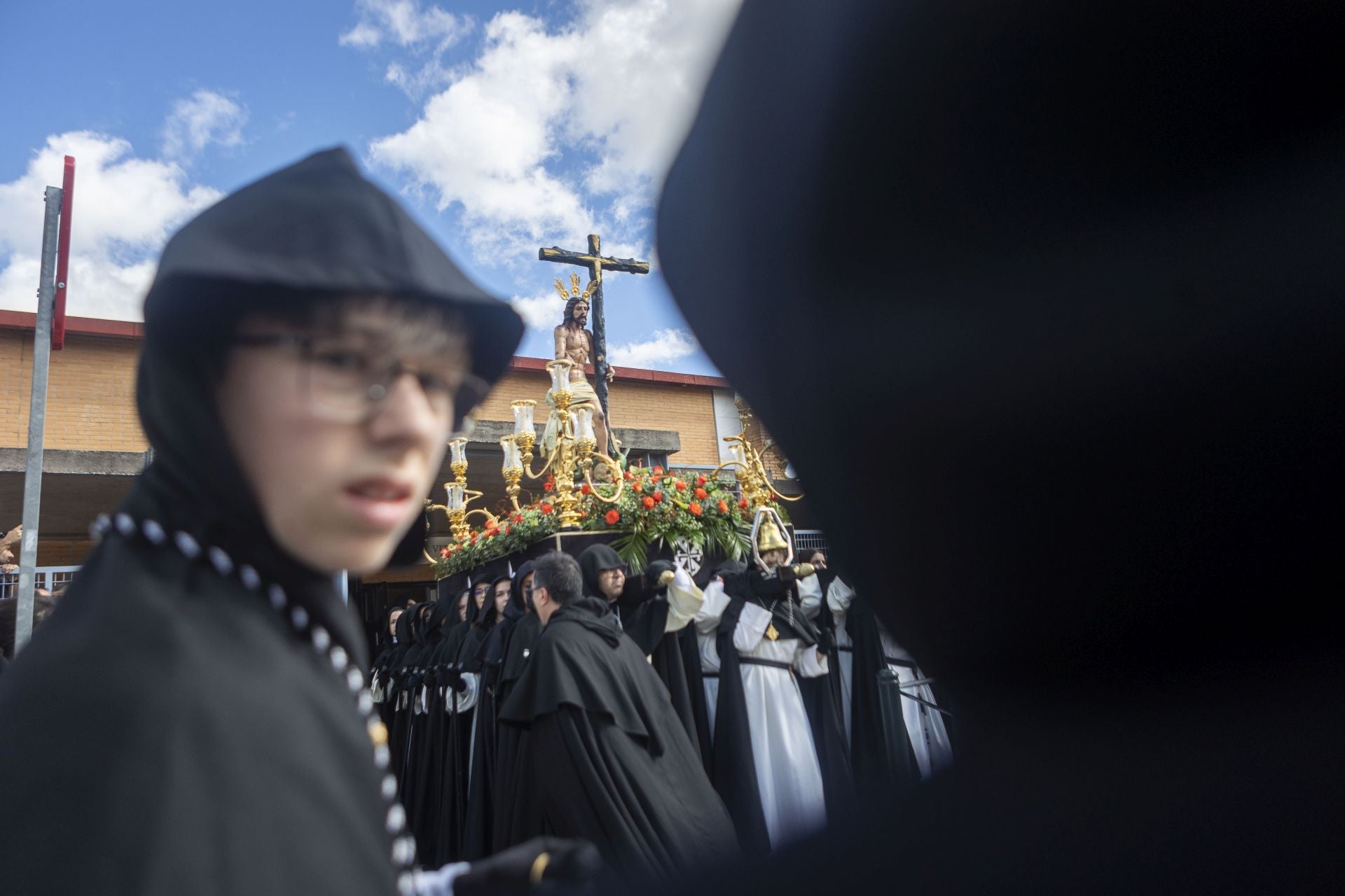 La procesión de la Cofradía del Cristo de la Victoria de Cáceres, en imágenes