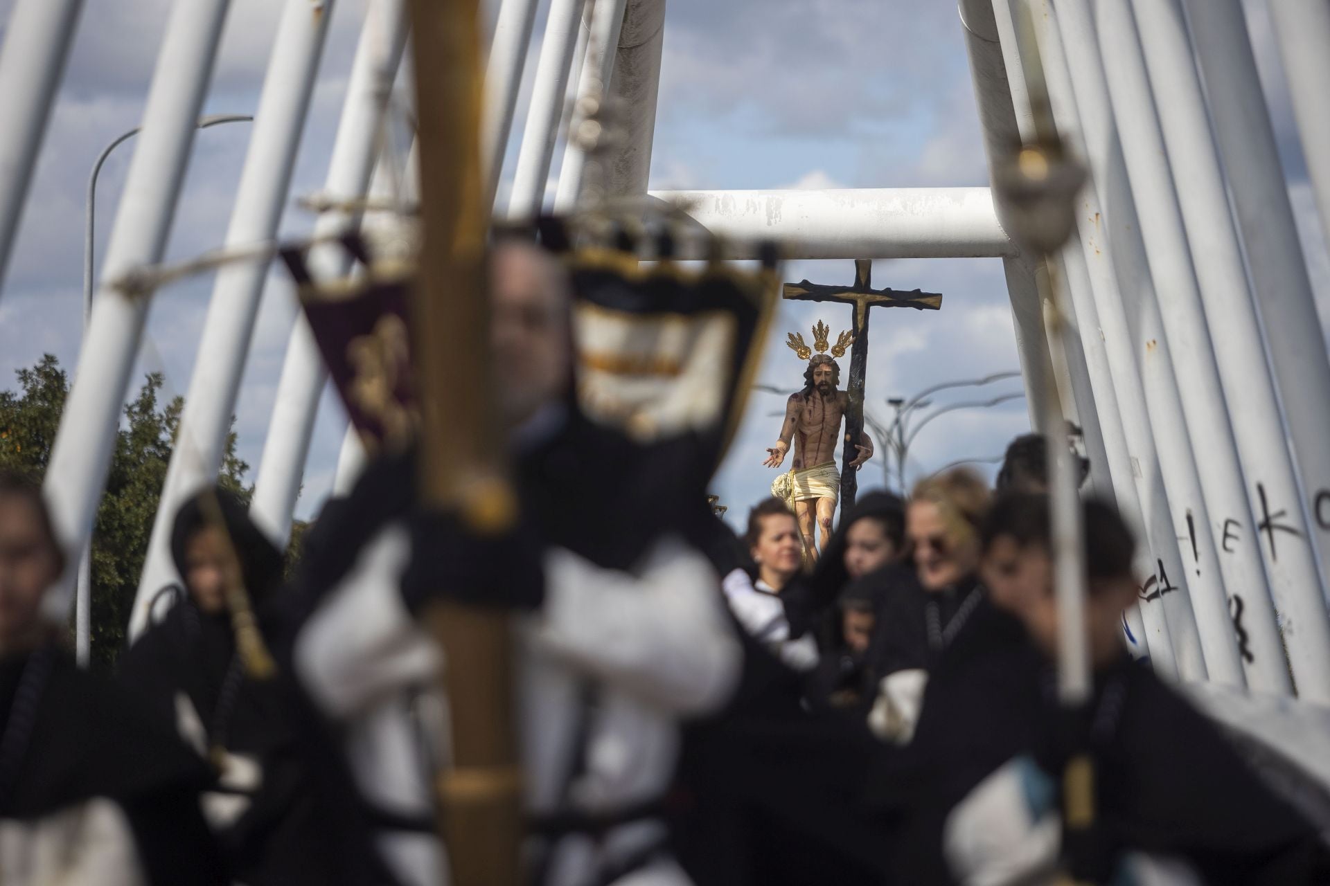 La procesión de la Cofradía del Cristo de la Victoria de Cáceres, en imágenes