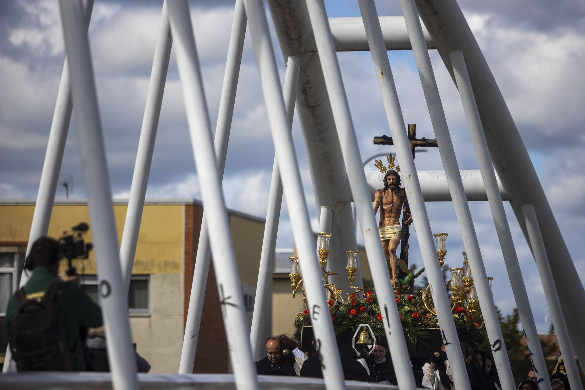 La procesión de la Cofradía del Cristo de la Victoria de Cáceres, en imágenes