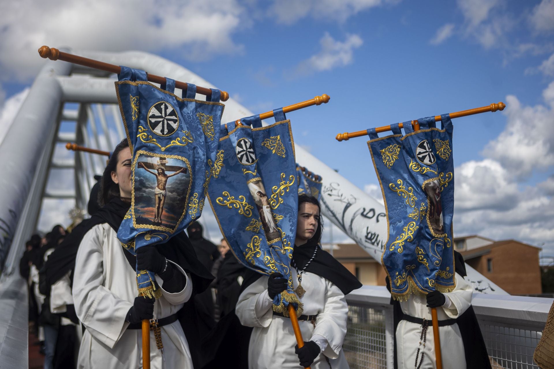 La procesión de la Cofradía del Cristo de la Victoria de Cáceres, en imágenes