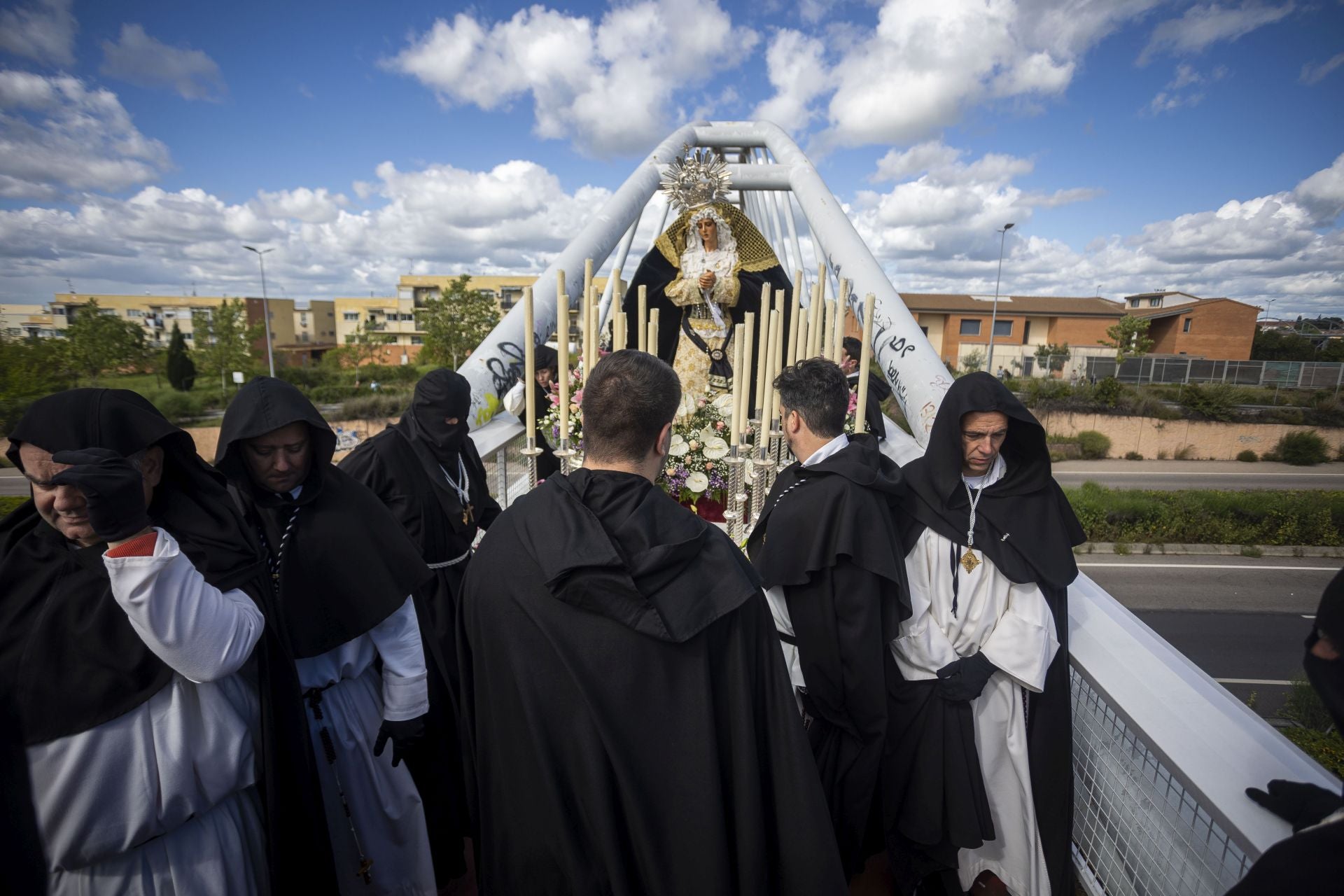 La procesión de la Cofradía del Cristo de la Victoria de Cáceres, en imágenes