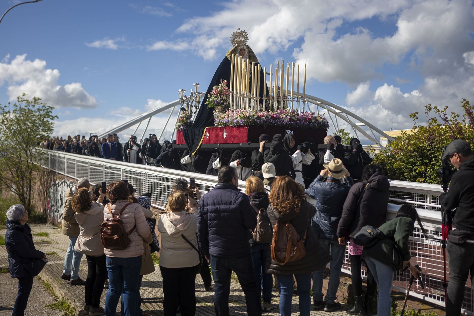 La procesión de la Cofradía del Cristo de la Victoria de Cáceres, en imágenes