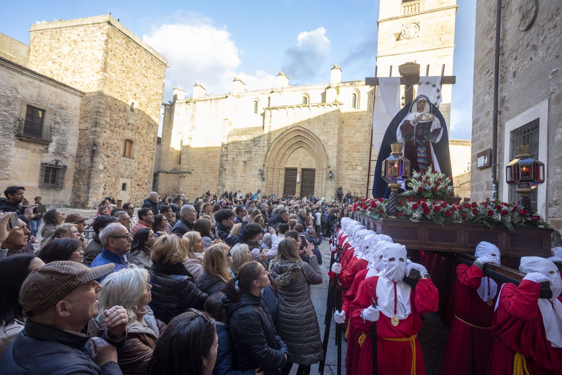 La procesión de la Cofradía de Batallas en Cáceres, en imágenes