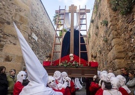 La procesión de la Cofradía de Batallas en Cáceres, en imágenes