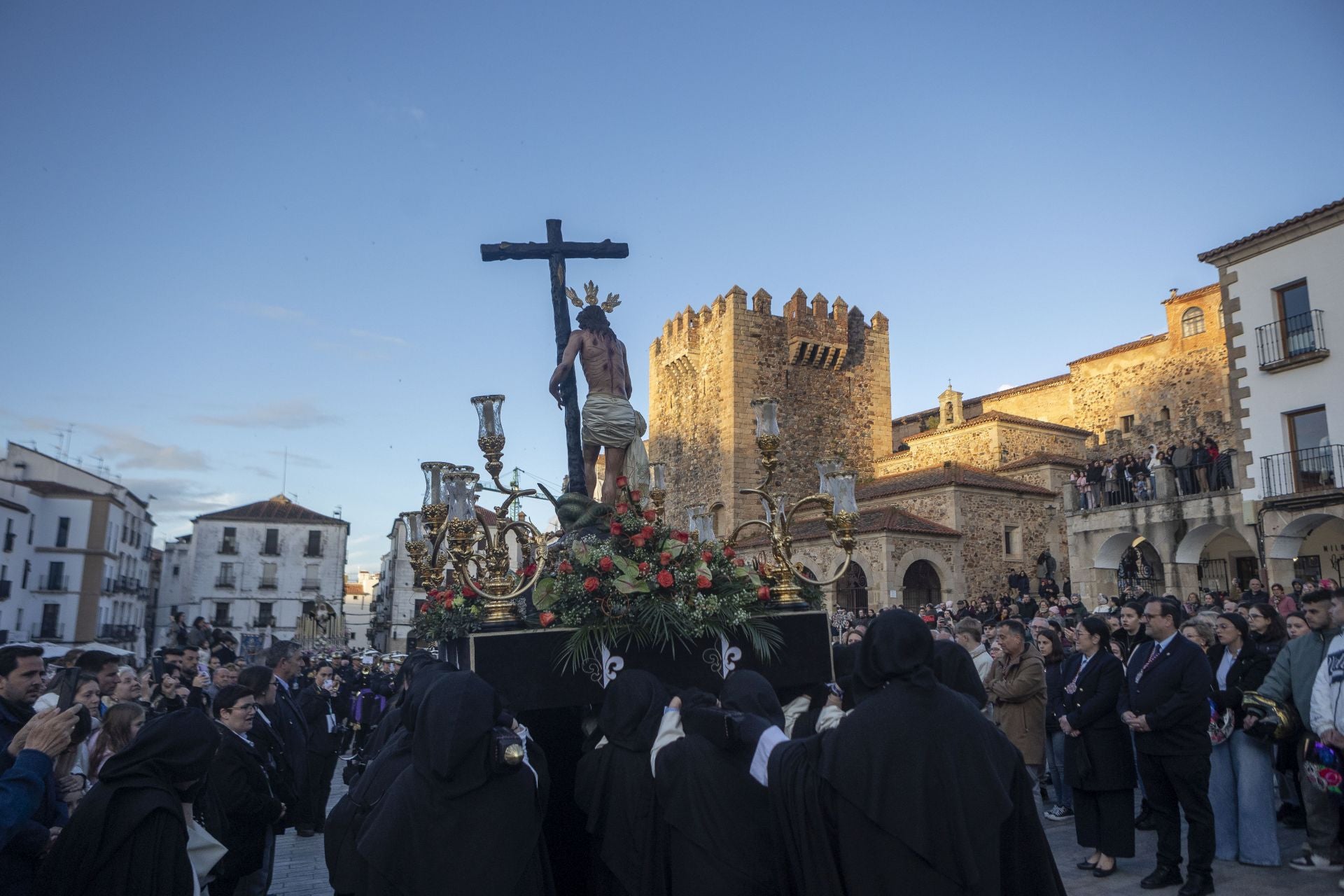 La procesión de la Cofradía de Batallas en Cáceres, en imágenes