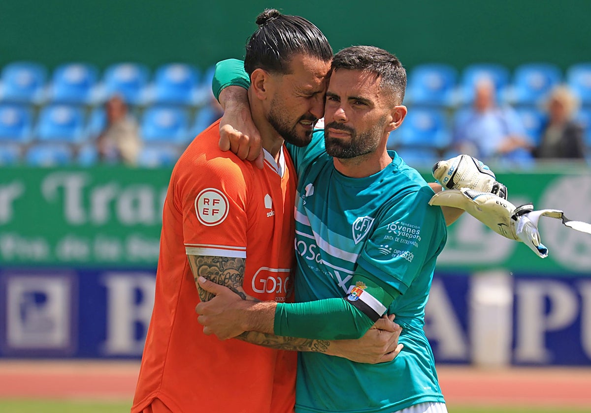 Olmedo y Pajuelo se abrazan tras el triunfo contra la Balona.