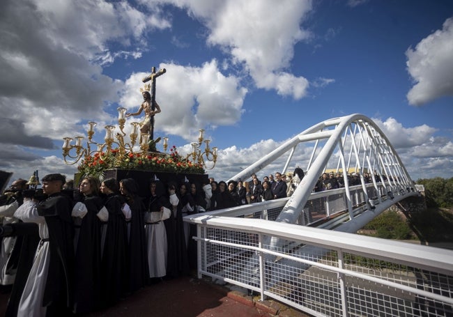 Imagen del Cristo de la Victoria, con el puente de la Ronda Norte a sus espaldas.